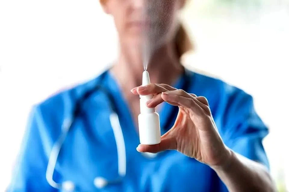 Скоро получить вакцину от ковида можно будет без укола. Вместо шприца с иглой будет спрей. Фото: Shutterstock.