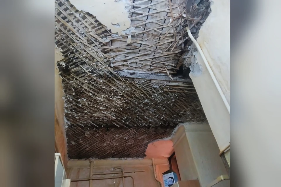 В одной из квартир дома Чубакова обвалился потолок. Фото: vk.com/spb_today