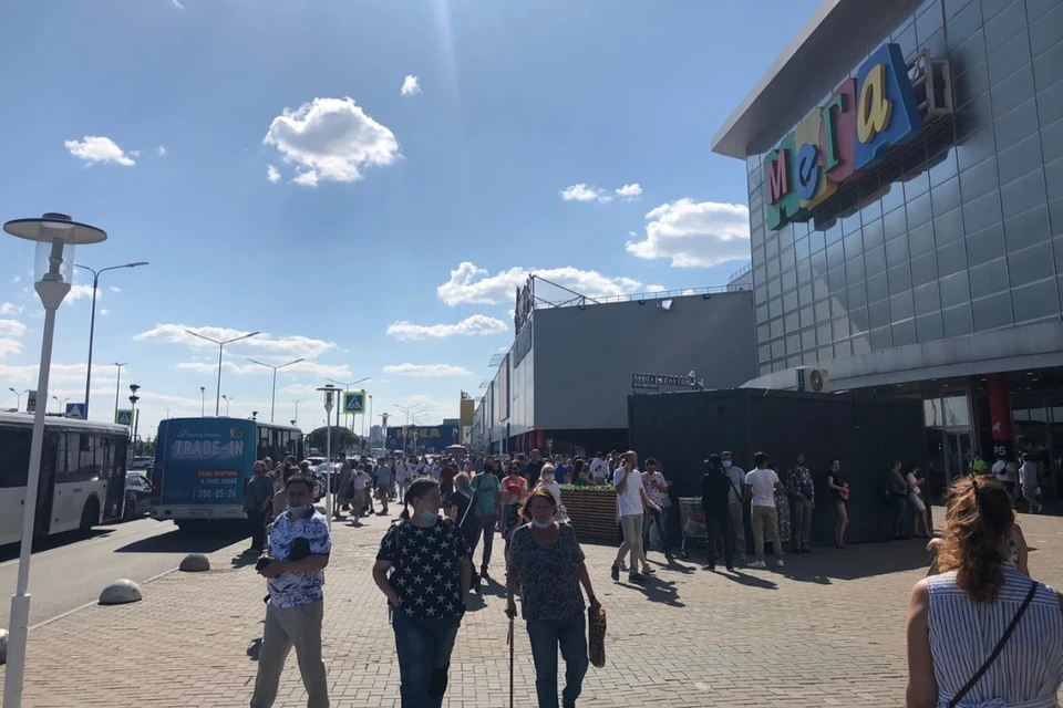 Под Петербургом эвакуировали ТЦ "Мега Дыбенко". Фото: vk.com/spb_today