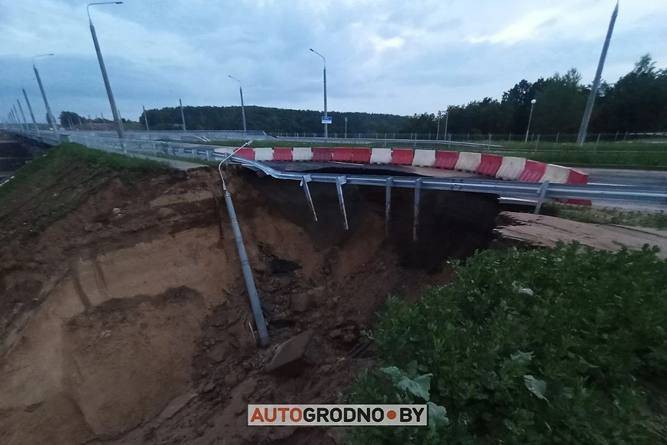 Часть дороги в Гродно вымыло линем. Фото: autogrodno.by