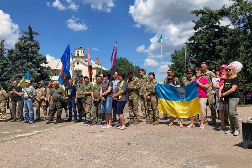 На «торжества в связи с освобождением от сепаратистов города Счастье» пришли не более пятидесяти человек. Фото: Счастьинская ВГА