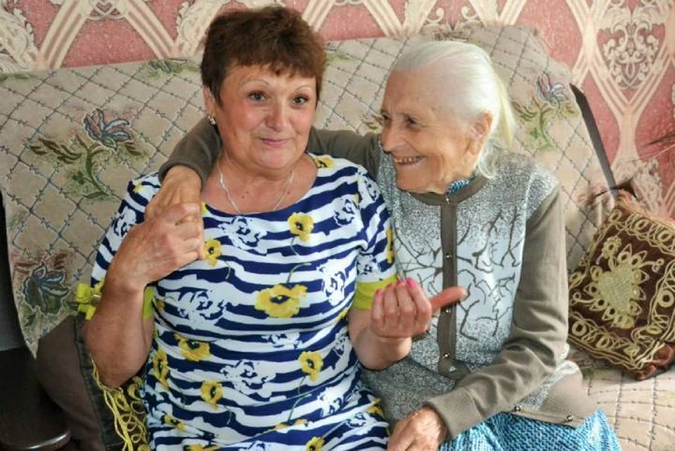 Екатерина Тенешева (на фото - слева) и Нина Сидоровна Тенешева живут душа в душу. Фото: отдел соцзащиты в Донецке