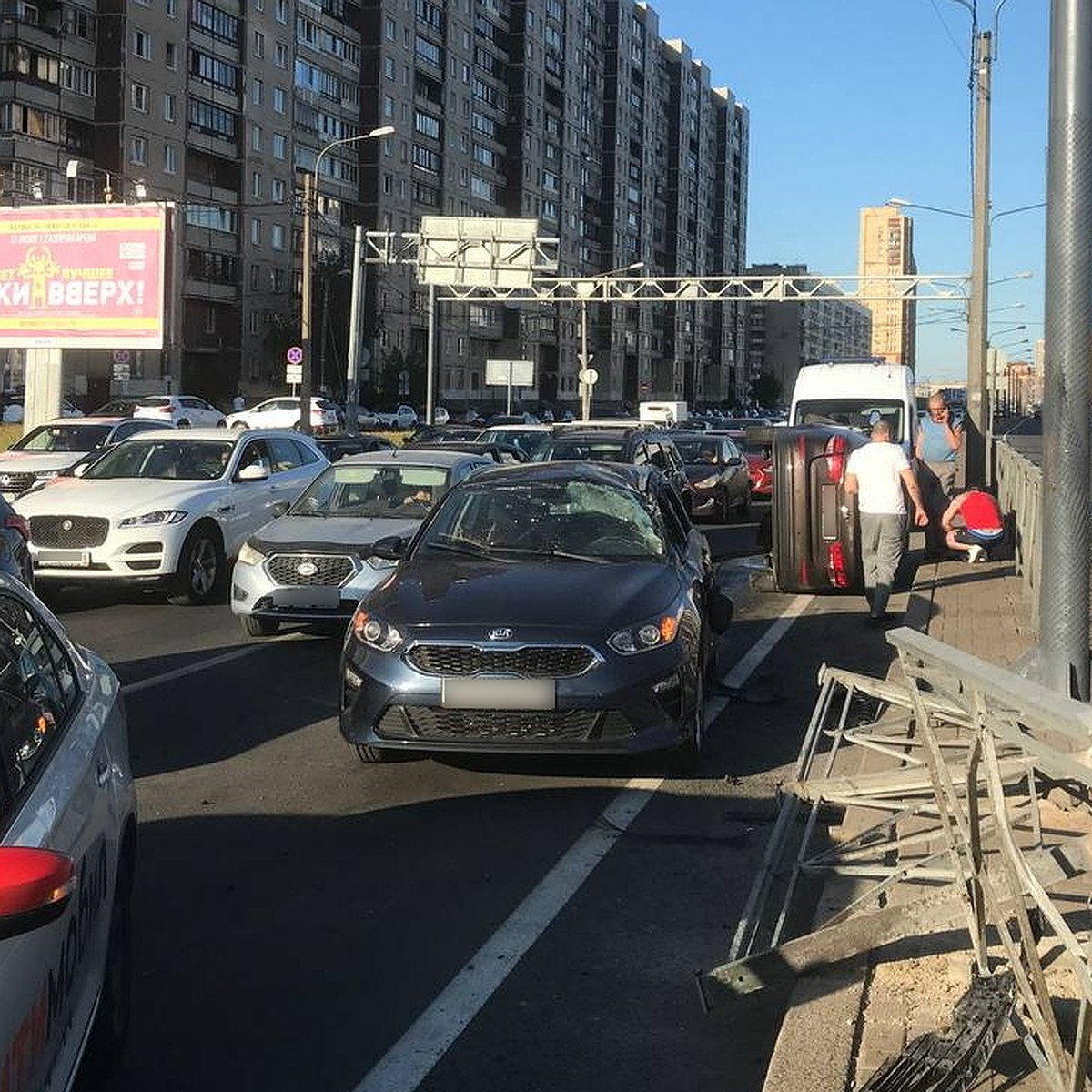 Автомобиль перевернулся на бок в жестком ДТП на Дунайском проспекте - KP.RU