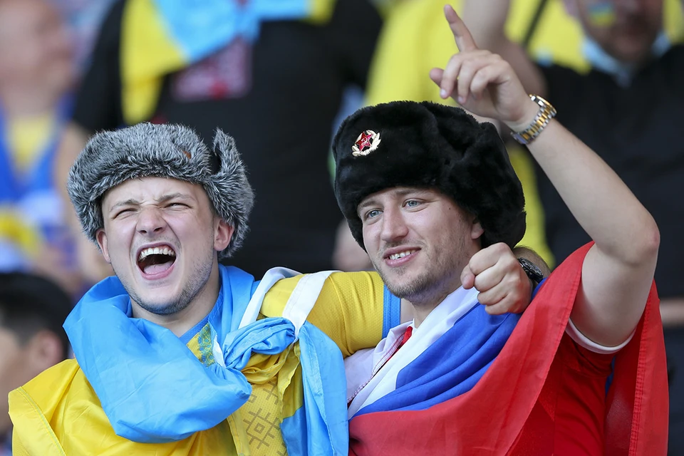 Футбольные болельщики на матче чемпионата Европы с участием сборной Украины.