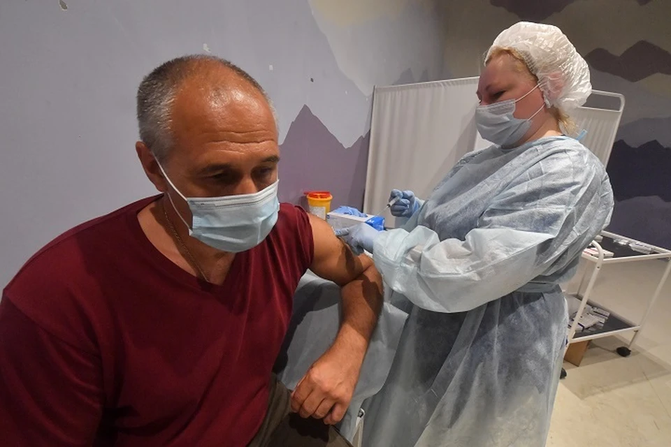 Вакцинация от коронавируса: хабаровские эксперты разрушили мифы о чипировании и мировом заговоре