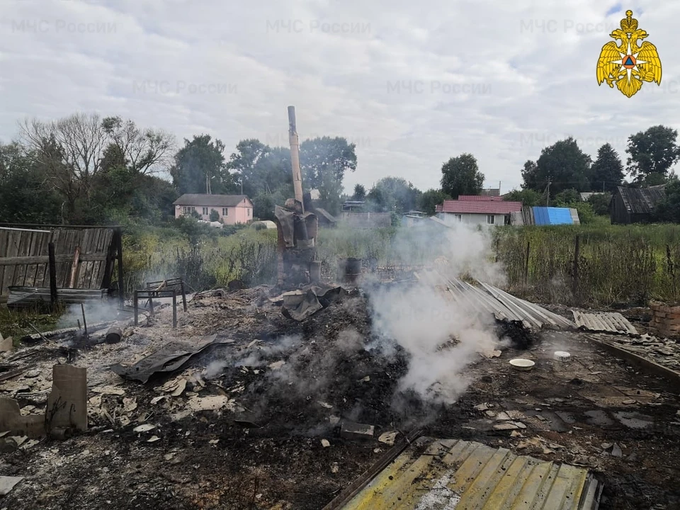 В Ярцевском районе сгорели три хозяйственных постройки рано утром. Фото: ГУ МЧС России по Смоленской области.