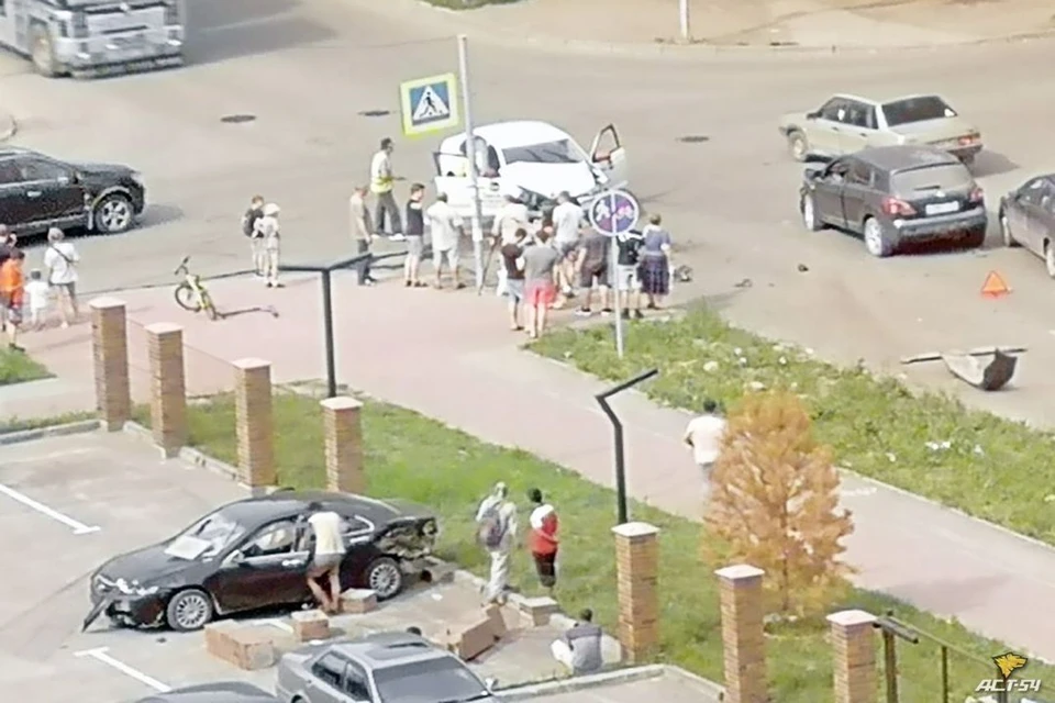 В Новосибирске, вечером 6 июля, произошло массовое ДТП. Фото: "АСТ-54"