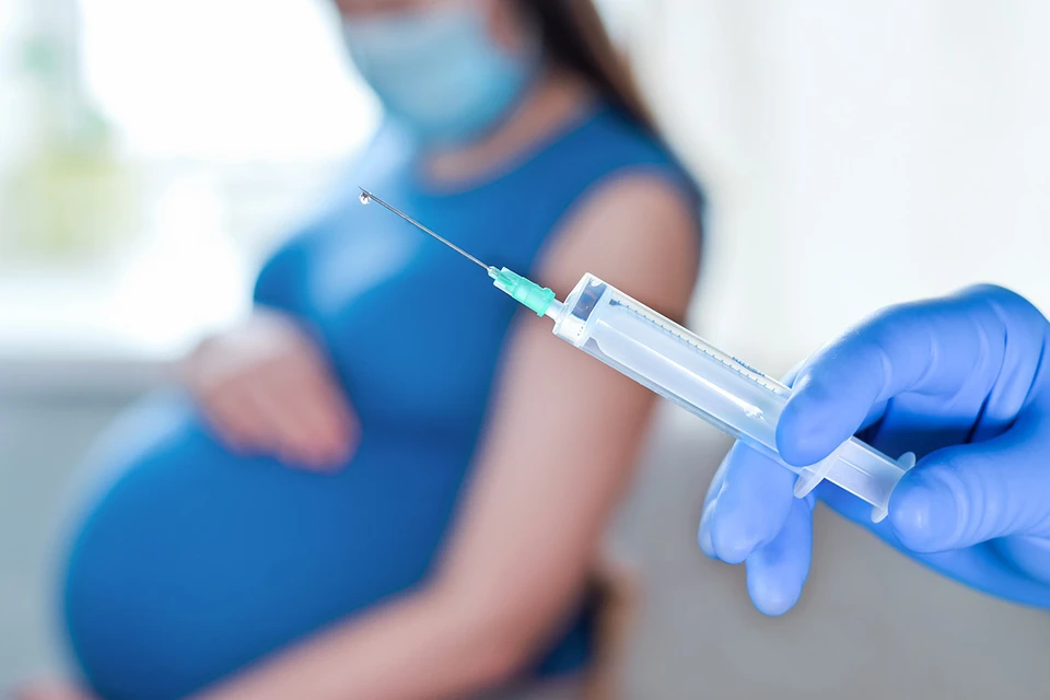 В новом документе Минздрава указано, что вакцинировать от коронавируса нужно беременных «из группы риска тяжелого течения COVID-19».