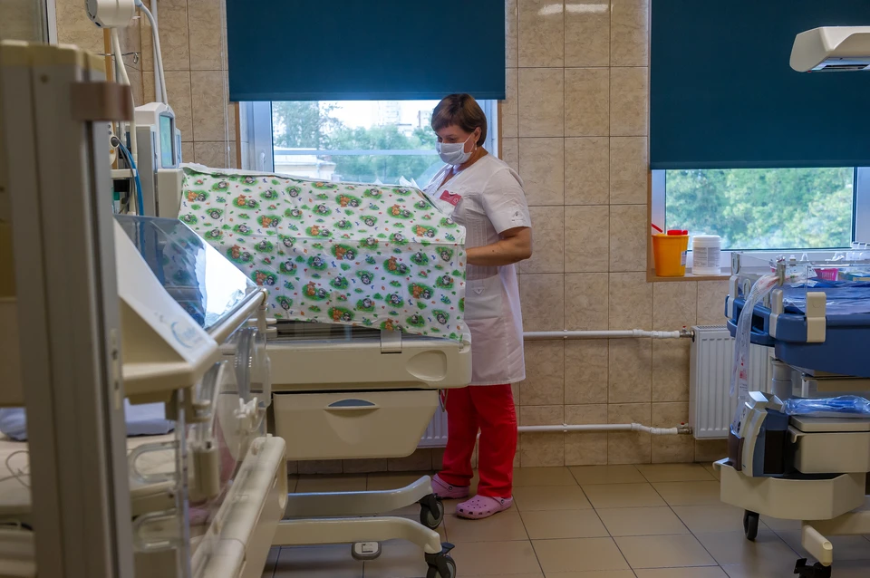 Более инфицированных 800 детей родилось в Петербурге от мам с коронавирусом.
