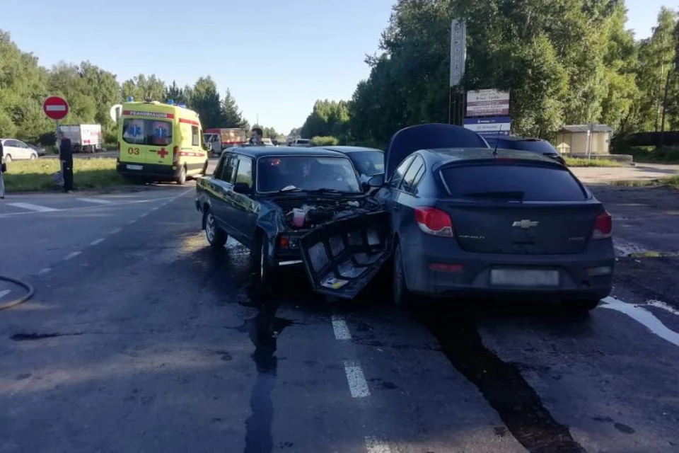 На месте аварии сотрудники ГИБДД регулируют дорожное движение.