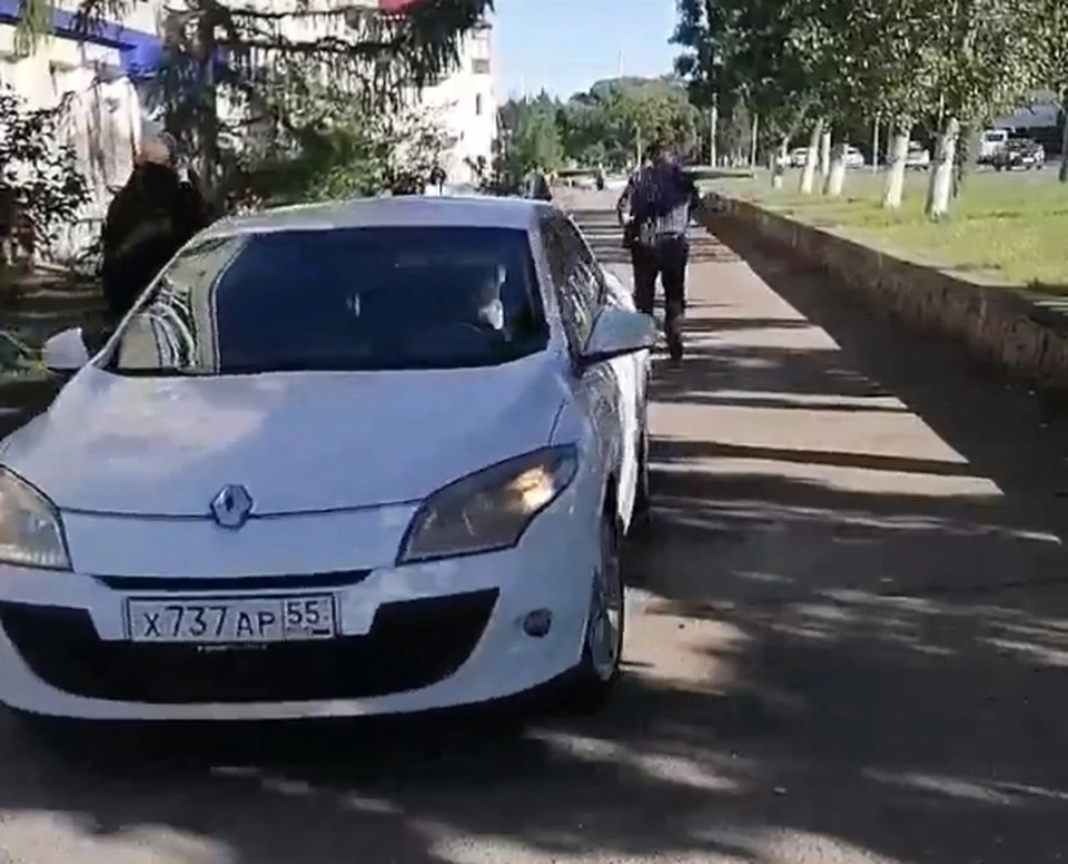 Житель пригорода, видимо, решил, что по центру Омска можно ездить, как по проселочной дороге. Фото: «Аварийный Омск»