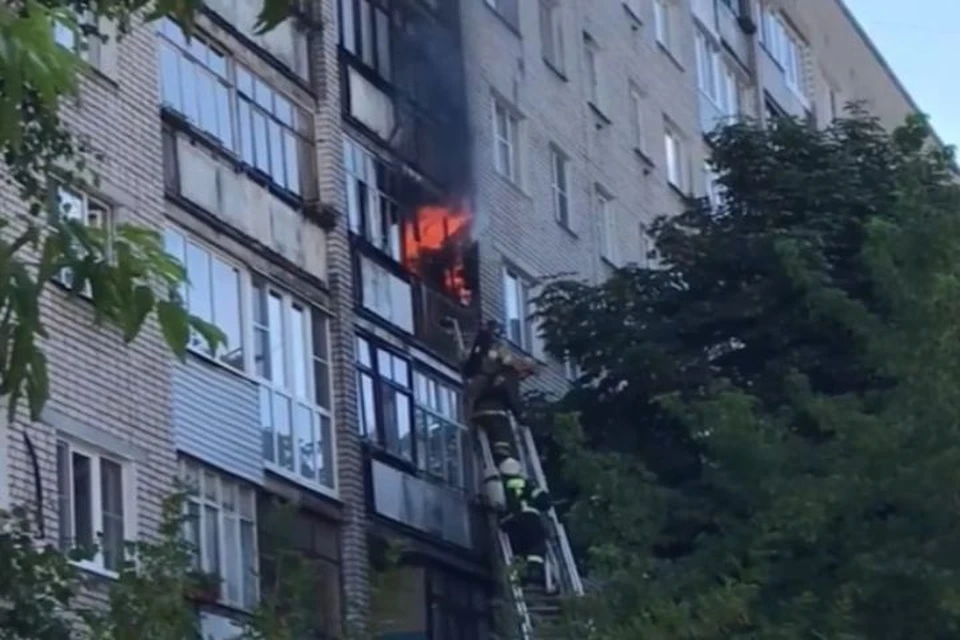В Ярославле загорелась квартира в многоэтажке. ФОТО: группа "Подслушано в Ярославле" ВКонтакте