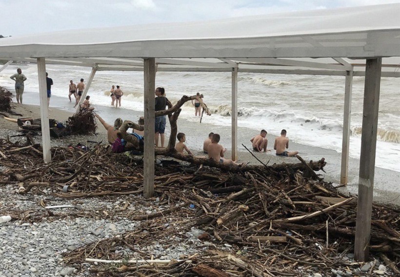 Туристов не остановило бурлящее море