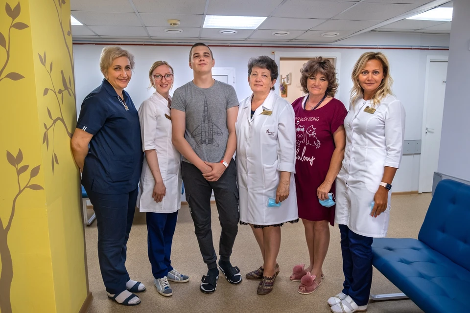 Подросток Сергей Мещеряков вместо со врачами, которые помогали ему в лечении рака. Фото: ЧОКДБ