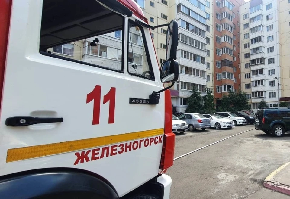 Источник огня находился на втором этаже, едкий дым стал заполнять подъезд