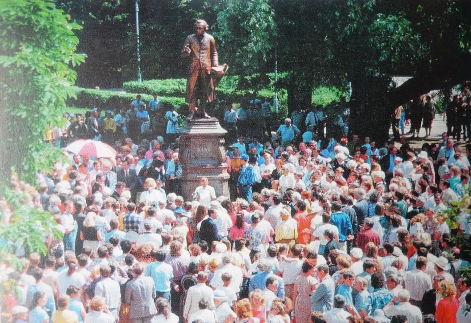 27 июня 1992-го состоялось открытие копии памятника Канту. При этом постамент – «родной». Уцелел благодаря тому, что после войны на нем стоял бюст Тельмана.