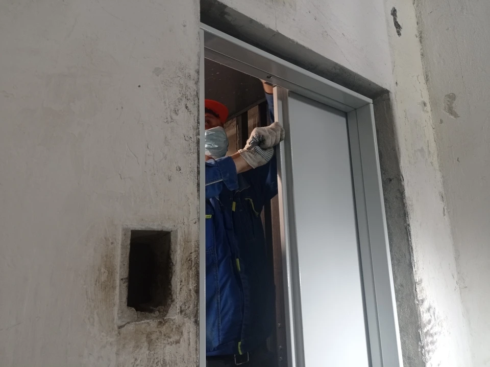 Жителям придется набраться терпения: скоро они будут ездить в новеньких лифтах. Фото: администрация Волгоградской области.