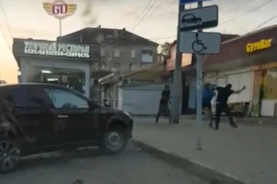 Молодой человек никакого отношения к разборке ярославцев не имел. Фото:группа ВКонтакте "Ярославль Live"