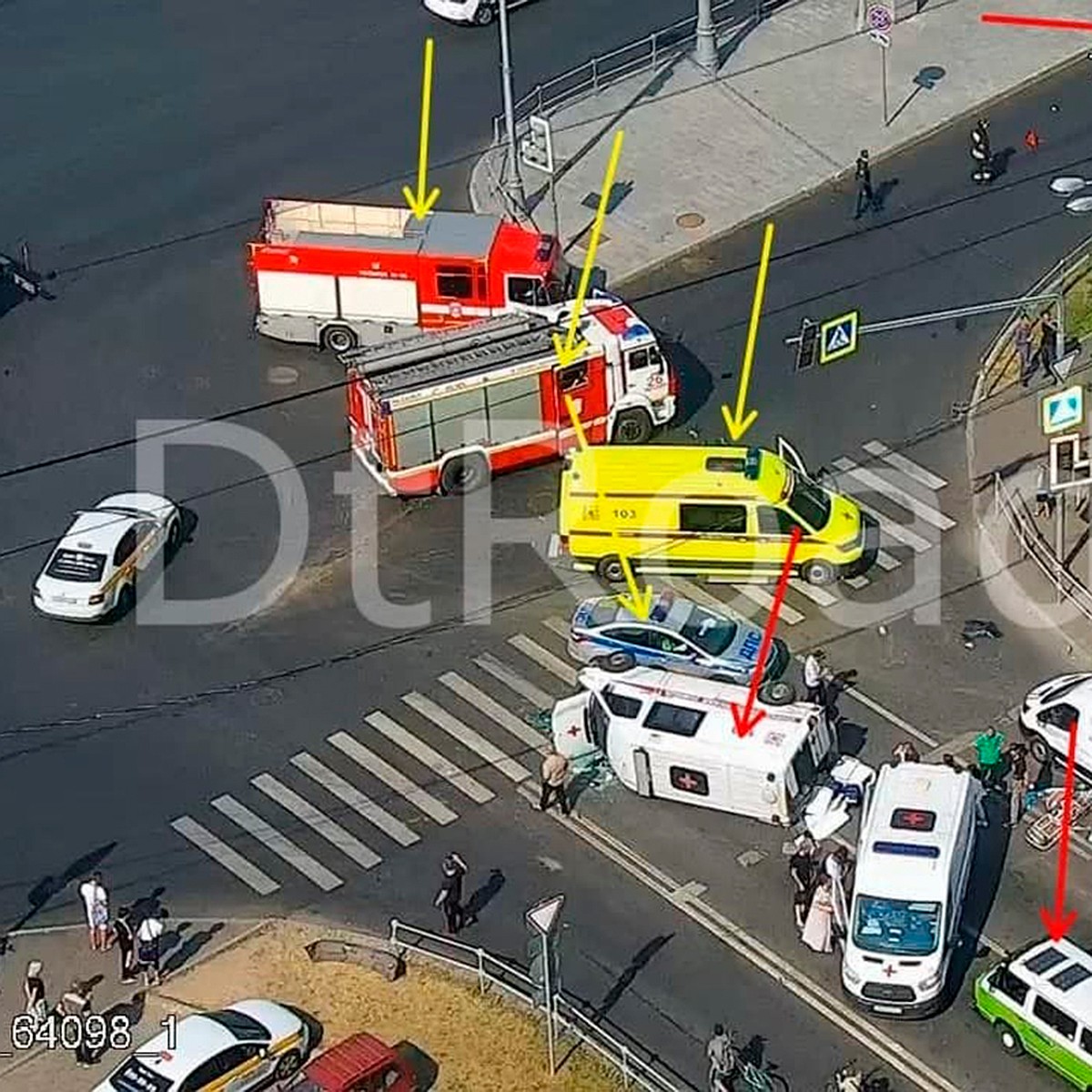 Три медика пострадали при столкновении скорой помощи и внедорожника в  Москве - KP.RU