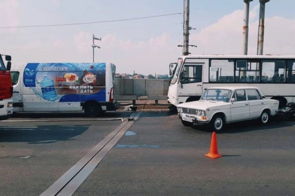 Смертельное массовое ДТП произошло на Володарском мосту в Петербурге / Фото: ВК "Дорожный инспектор"