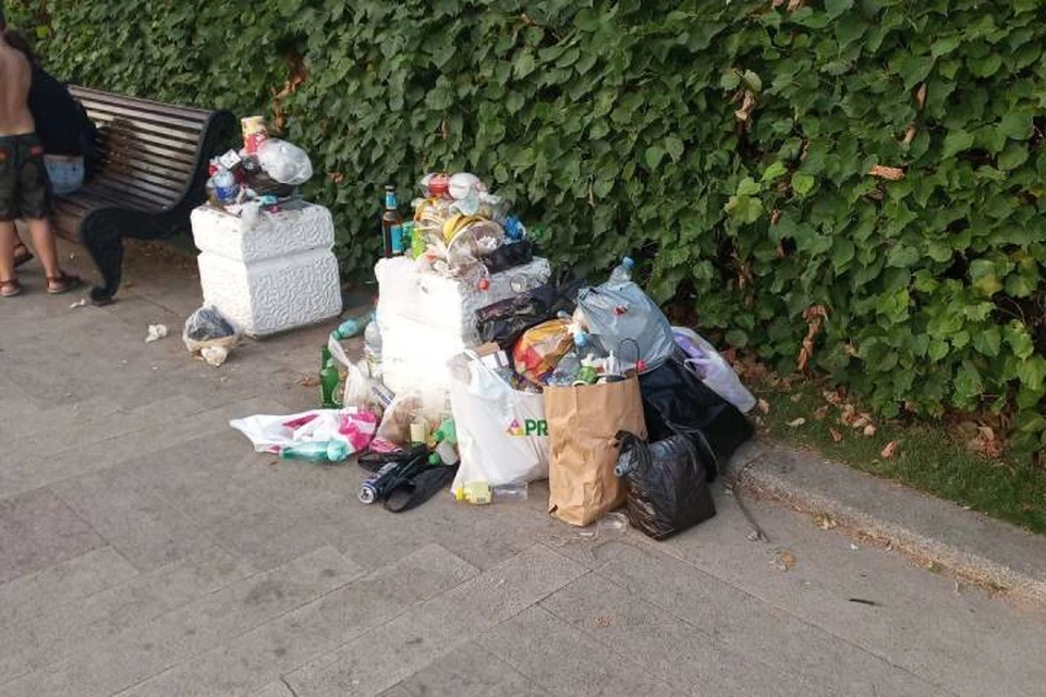Петербуржцы возмутились горами мусора в парке 300-летия