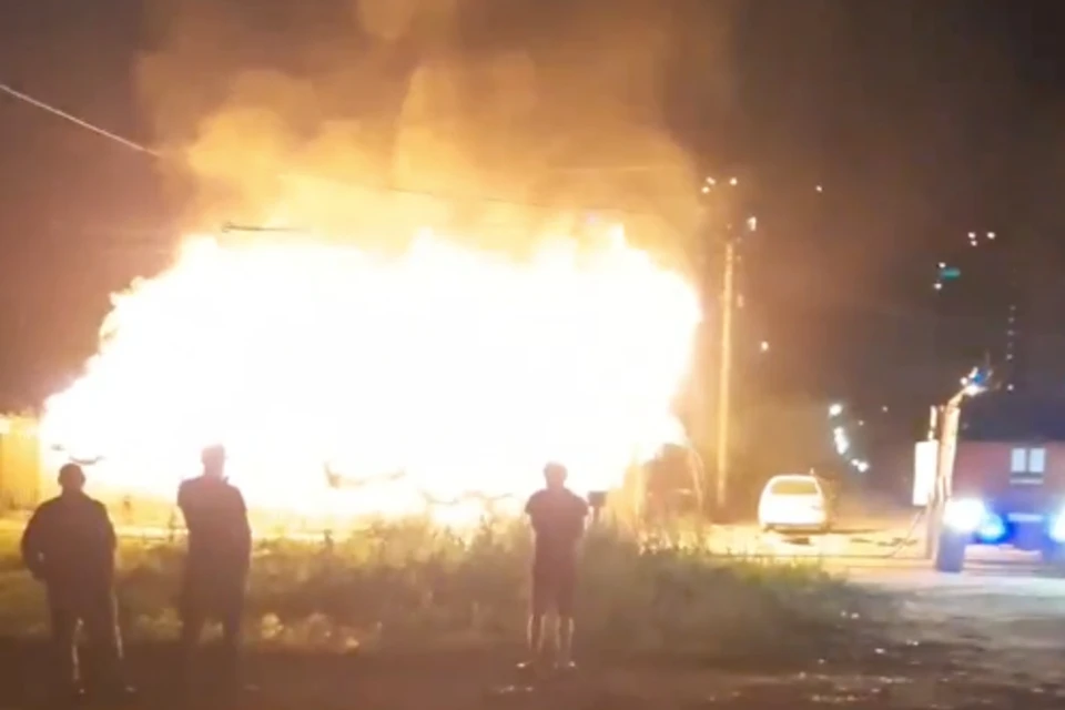 Более 10 человек пришли понаблюдать за пожаром