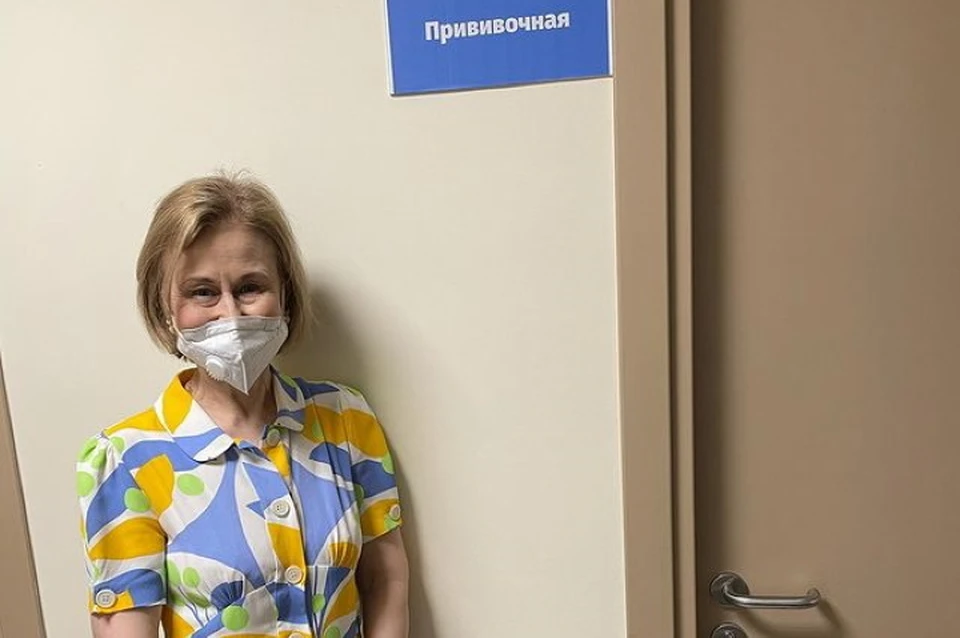 Дарья Донцова переболела коронавирусной пневмонией осенью, а сейчас вакцинировалась по совету доктора
