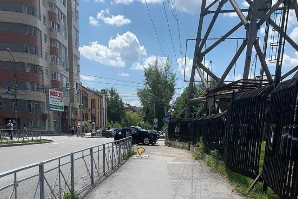 В Новосибирске девушка за рулем кроссовера врезалась в столб. Фото: "АСТ-54".