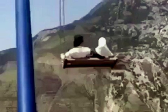 Забавы над пропастью могли завершиться трагедией. Фото: стоп-кадр видео.