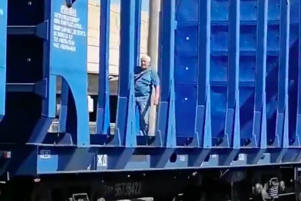 Пешеходы чуть не погибли, перелезая движущийся поезд в Петербурге