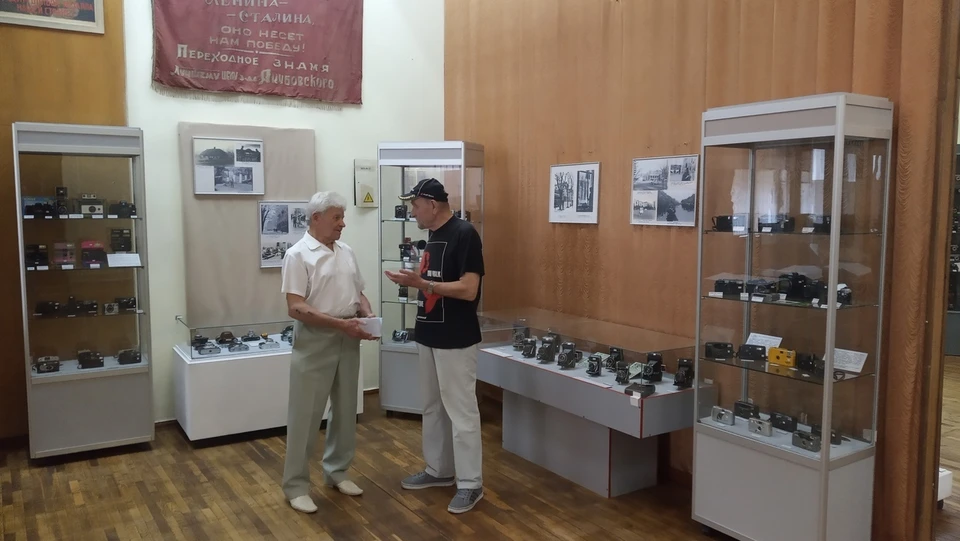 Борис Сливенко самостоятельно готовит каталоги к каждой модели фотоаппарата и описывает его историю. Фото: Луганский краеведческий музей