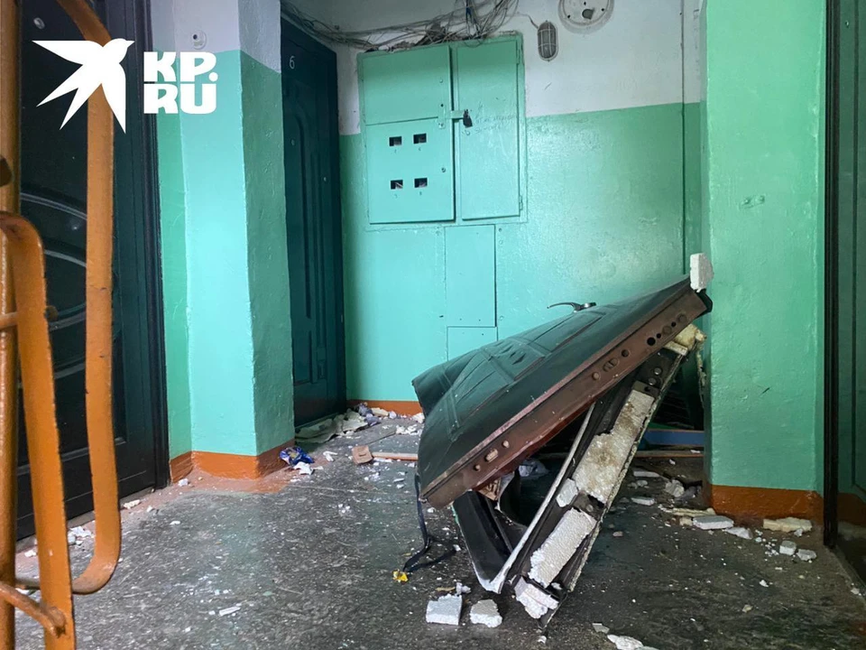 В результате взрыва полностью вырвало дверь.