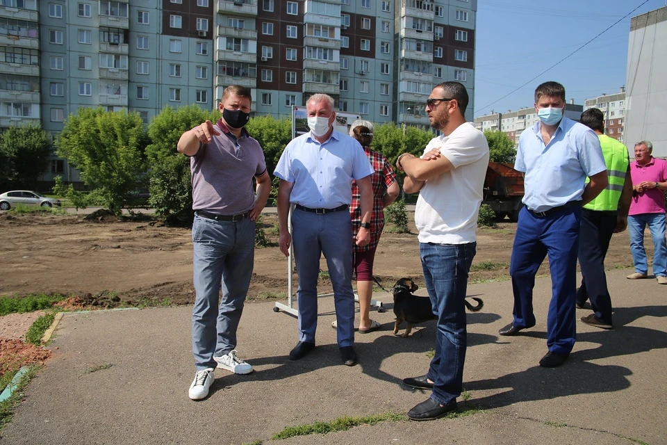 Сергей Еремин и Дмитрий Дмитриев на месте будущего сквера на улице 9 Мая, 54а