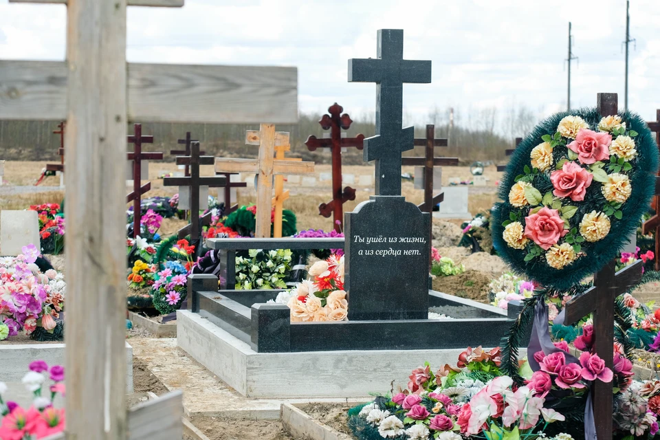 Очередей и завалов из-за коронавируса на петербургских кладбищах не наблюдается.