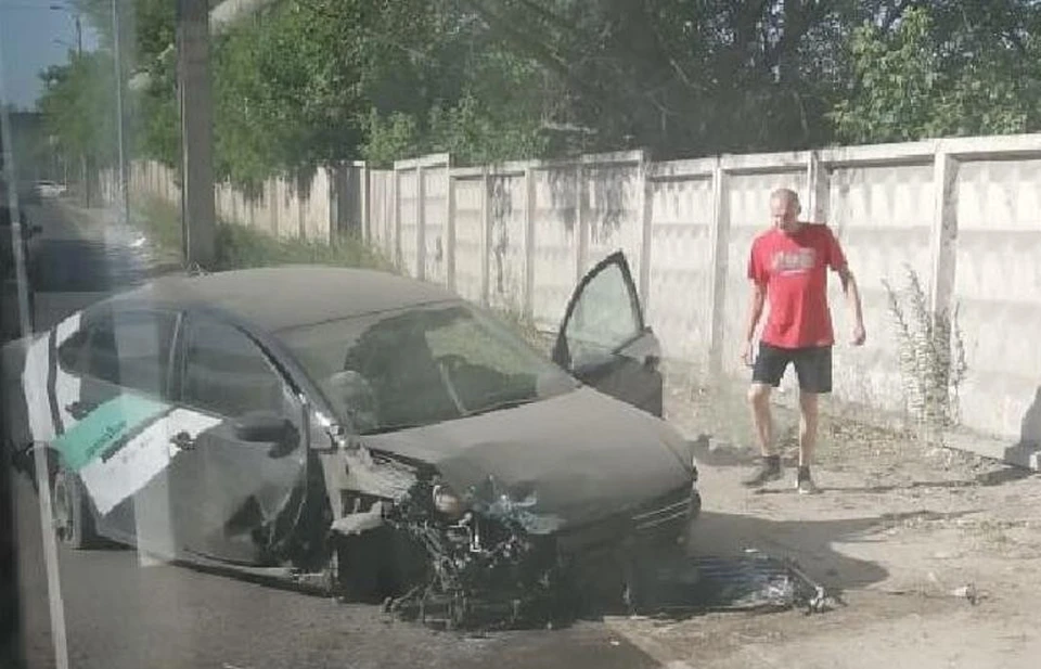 В Туле каршеринговый автомобиль проломил бетонную стену