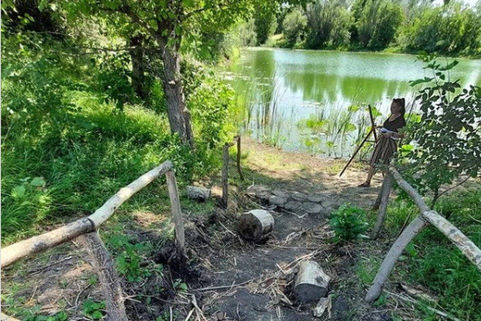 Вандалы сломали поручни на спуске к озеру. Фото: природный парк Волго-Ахтубинская пойма.