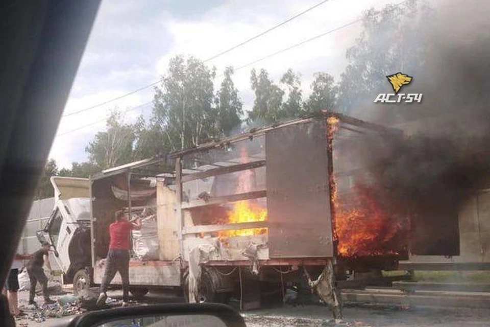 На Бугринском мосту загорелся грузовик. Фото: "АСТ-54"