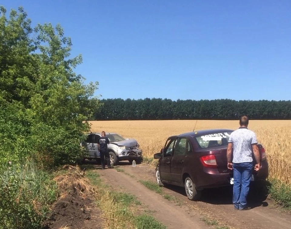 В Орловской области «Мицубиси» и «Лада» столкнулись на полевой дороге 14 июля. Фото: Госавтоинспекции Орловской области.