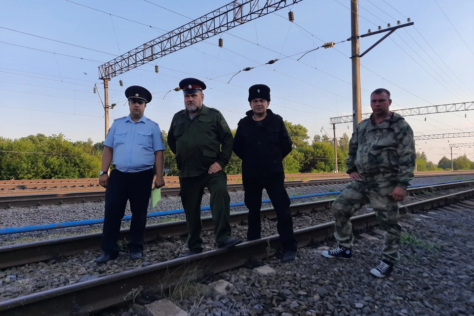 Казаки дежурят с полицией на железной дороге