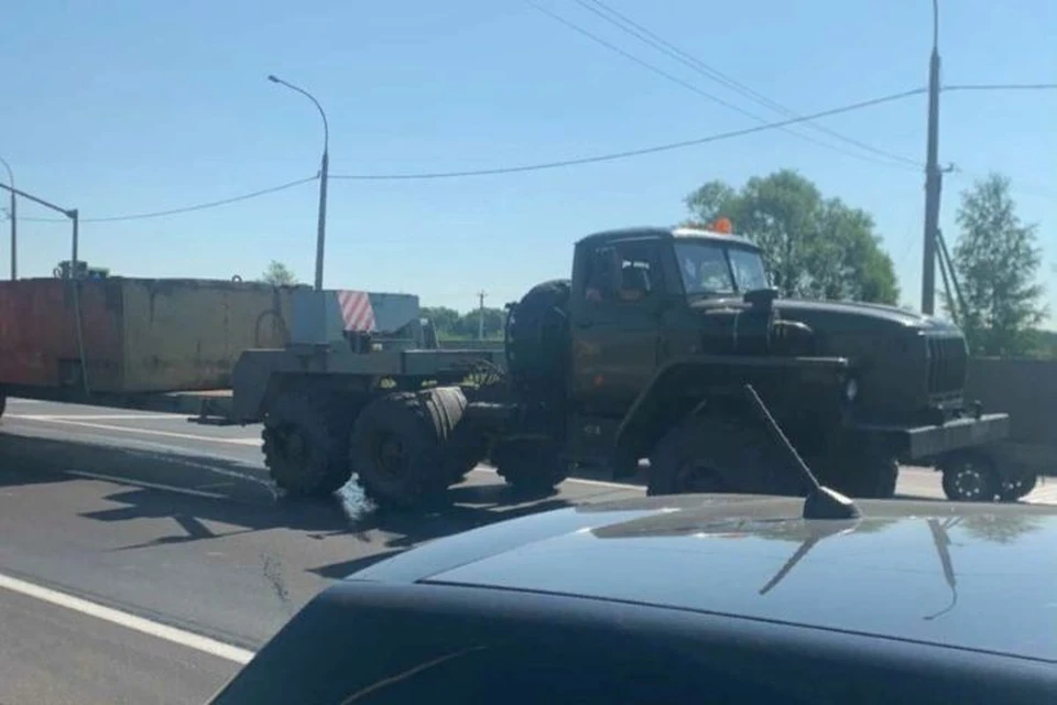 Рядом с Чурилковским кладбищем военный грузовик протаранил две легковушки. ФОТО: группа "Ярославль LIVE" ВКонтакте