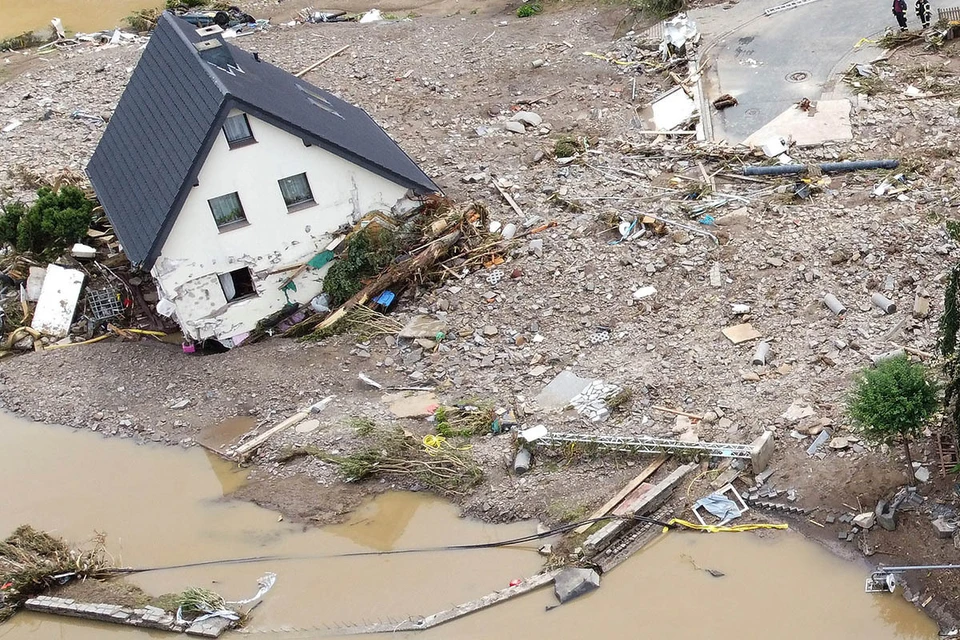 Из-за наводнений, которые спровоцировали проливные дожди, в западной и юго-западной части Германии погибли минимум 42 человекв, пишет Bild. О судьбе почти 70 человек до сих пор ничего неизвестно.