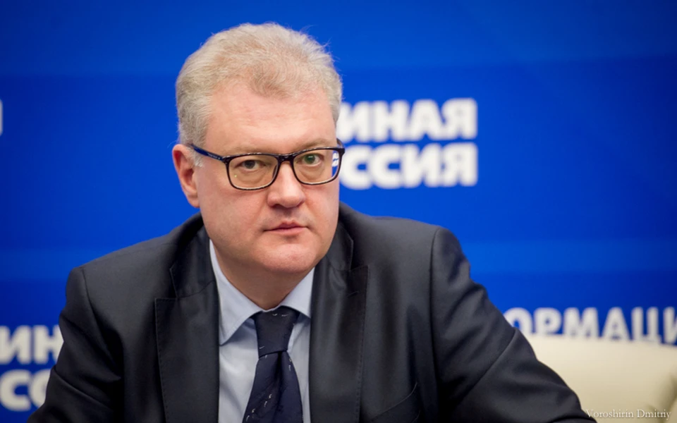 Политолог Дмитрий Орлов считает логичным лидерство Азарова в списке "Единой России" на выборы в губернскую думу