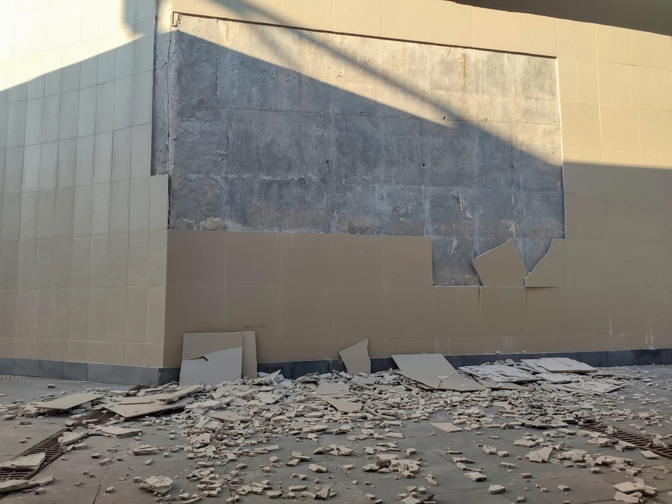 В пешеходном переходе около "Солидарность Арены" обвалилась плитка. Фото - группа "Активная Самара"