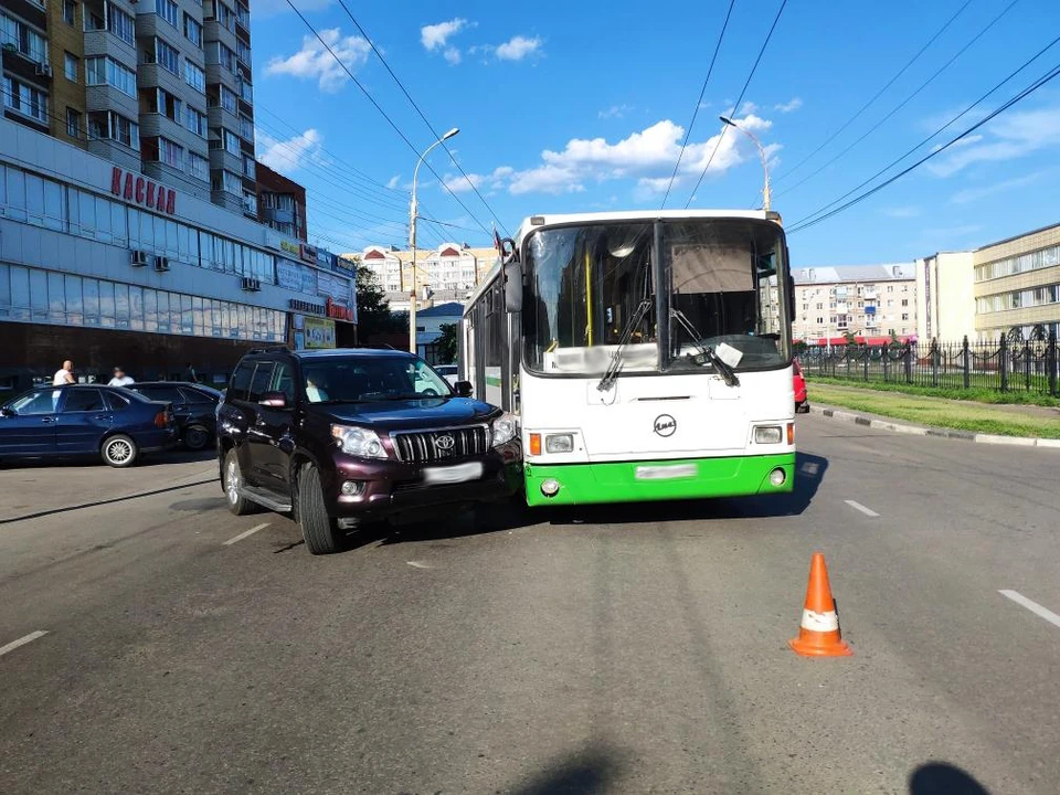 Иномарка протаранила автобус