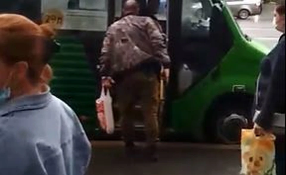 В Тюмени задержали пьяного хулигана с пистолетом. Скриншот из видео.