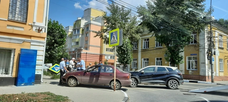 В центре Рязани иномарка снесла знак «Пешеходный переход». Фото: НГ.