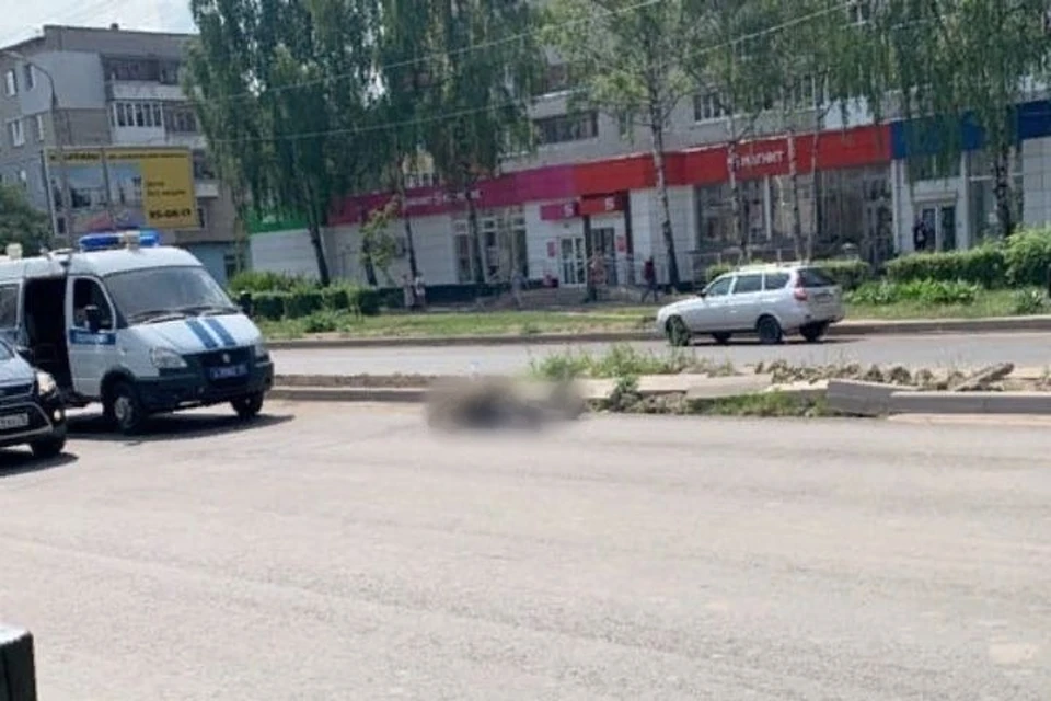 Мужчина упал на проспекте Машиностроителей и скончался. Фото: группа ВКонтакте "Подслушано у водителей"