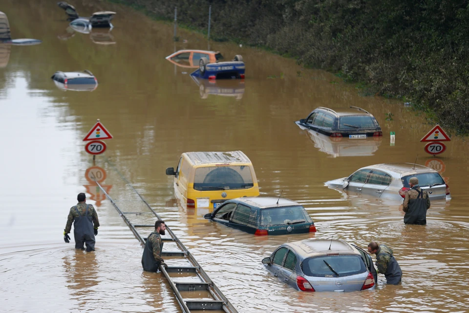 Количество жертв наводнения в Западной Германии растет с каждым часом.