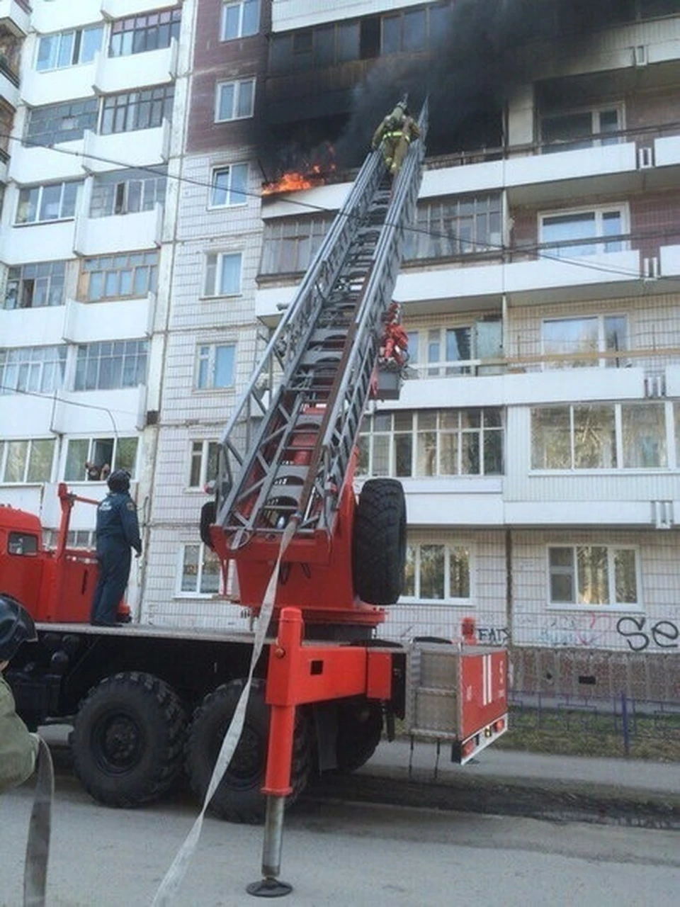 Пожар произошел в воскресенье в 16-этажном жилом доме на ул. Мельничная.