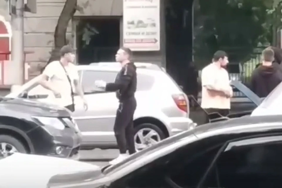 Автомобилист кинулся в драку с водителями. Фото: стоп-кадр